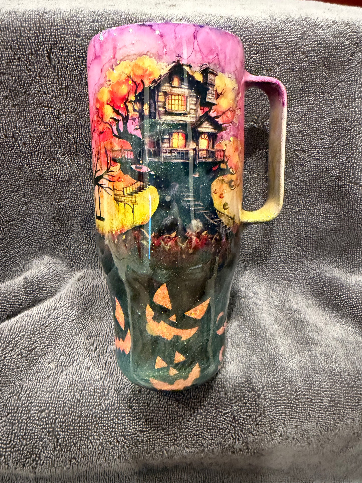 24 oz Hand painted Halloween w/handle (pumpkins glow)